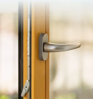 Пластиковые или деревянные окна — какие лучше? - фото